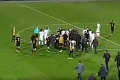 Škandál v gréckej lige: Fanúšikovia PAOKu zasa vtrhli na ihrisko, Makov šéf dokonca so zbraňou!