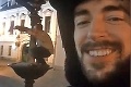 Šialené VIDEO z centra Bratislavy: Opití Briti vyliezli na fontánu, nasledoval hrozivý pád!