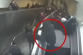 Hrozivé video: V istanbulskom metre muža vcuclo pod eskalátor!