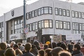 ONLINE Pred parlamentom sa zišli stovky demonštrantov, Danko ich žiada o stretnutie