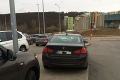 Bratislavčan chcel silou-mocou zaparkovať pred obchodom: Pohľad na pravé predné koleso vás pobaví!