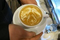Dajte Barbore du rúk kávu a mlieko, urobí umelecké dielo: Neuveriteľné, čo dokáže vyčarovať na kapučíne!