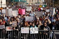 Američania reagujú na floridskú masakru: Desaťtisíce ľudí protestujú proti zbraniam