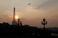 Eiffelova veža sa na pamiatku obetí teroristických útokov na juhu Francúzska zahalí do tmy