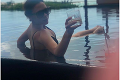 Horúca fotka Victorie Beckham v bazéne: Záber na jej nohy spustil medzi fanúšikmi ošiaľ!