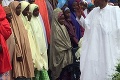 Nigérijský prezident sa stretol s dievčatami, ktoré prepustila Boko Haram: Školáčky nepovedali ani slovo!