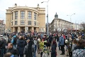Pochod študentov sa vyostril: Dav sa presunul pred budovu parlamentu a hlasno skandoval