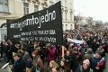 Pochod študentov sa vyostril: Dav sa presunul pred budovu parlamentu a hlasno skandoval