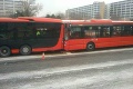 Ranná nehoda v Bratislave: Zrazili sa dva autobusy MHD, hlásia zranených