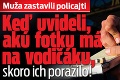 Muža zastavili policajti: Keď uvideli, akú fotku má na vodičáku, skoro ich porazilo!