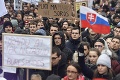 Za slušné Slovensko sa demonštruje aj v Prahe a Brne: Pred ľudí sa postavil známy spevák!
