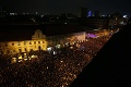Slováci sa opäť zomkli, plné námestie v Bratislave žiadalo predčasné voľby: Bugár je klamár, Fico do basy!