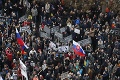 Slováci sa opäť zomkli, plné námestie v Bratislave žiadalo predčasné voľby: Bugár je klamár, Fico do basy!