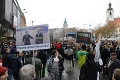 Slovákov neodradil od protestov ani dážď! Bohatá FOTOgaléria transparentov: Ficovi odkazujú, je čas ísť!