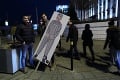 Slováci sa neboja, vláde vyslali jasný signál: Pozrite si tie najlepšie transparenty piatkovej demonštrácie