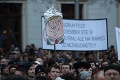 Slováci sa neboja, vláde vyslali jasný signál: Pozrite si tie najlepšie transparenty piatkovej demonštrácie