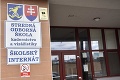 Stredná škola v Bratislave zamestnáva svojich žiakov: Ako na tento krok reaguje mesto?!