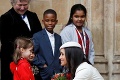 Meghan sa prvýkrát objavila na verejnosti s kráľovnou Alžbetou II.: Aha, čo si Harryho snúbenica obliekla!