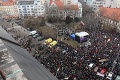 Zimomriavky! Najdojímavejší moment z protestu v Bratislave: 60-tisíc ľudí spieva slovenskú hymnu