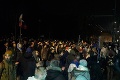 Stovky ľudí sa po demonštrácii presunuli pred Úrad vlády: Tvrdé odkazy!