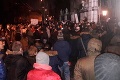 Stovky ľudí sa po demonštrácii presunuli pred Úrad vlády: Tvrdé odkazy!