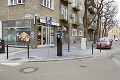 Na chodníkoch v bratislavskom Starom Meste osádzajú stĺpiky: Kde v centre zaparkujete najlacnejšie?