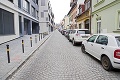 Na chodníkoch v bratislavskom Starom Meste osádzajú stĺpiky: Kde v centre zaparkujete najlacnejšie?