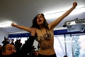 Berlusconi volil, v tom vyskočila polonahá aktivistka: Drsný odkaz expremiérovi mala rovno na prsiach!