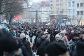 Pochod za Kuciaka a jeho snúbenicu zaplnil Bratislavu: Stovky ľudí pred Úradom vlády žiadali odstúpenie Fica