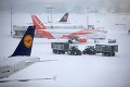 Švajčiarsko bojuje s množstvom snehu: Letisko v Ženeve uzavreli