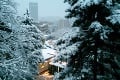 Študenti v Mlynskej doline si prvý sneh užívali: To, čo postavili, vyzerá lepšie ako samotné internáty!