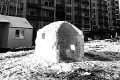 Študenti v Mlynskej doline si prvý sneh užívali: To, čo postavili, vyzerá lepšie ako samotné internáty!