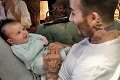 Beckhamovi sa máli vlastných detí: Rozkošná fotka s bábätkom