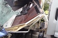 Kamión sa zrazil s autobusom: Vážne sa zranilo 14 ľudí