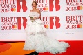 Rita Ora na Brit Awards v honosnej róbe, najväčšiu pozornosť však pútal jej úsmev: Čo to má v ústach?!