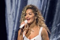 Rita Ora na Brit Awards v honosnej róbe, najväčšiu pozornosť však pútal jej úsmev: Čo to má v ústach?!