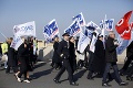 Nahnevaní zamestnanci nepoľavujú: Personál Air France protestuje pred jej parížskou centrálou