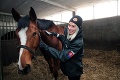 Policajtky Monika a Karina zasahujú z konského sedla: Sexi jazdecké komando ochráni aj na svahu