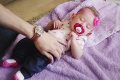 Internet šalie z tohto VIDEA: To, čo spravil otec malému bábätku, nedokážu ľudia pochopiť!