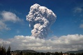 Sopka vychrlila popol do výšky 5 kilometrov: Tisíce ľudí bežali, čo im nohy stačili!