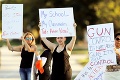 Študenti už majú dosť krviprelievania na školách: Po streľbe vyjdú do ulíc, chcú obmedziť zbrane