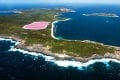 Tajomné ružové jazero nedá spávať odborníkov: Záhadné zafarbenie spôsobuje niečo nenápadné