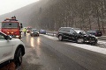 Zamrznuté peklo na cestách postavilo do pozoru aj hasičov: Desiatky zásahov pri nehodách!