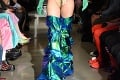 Šokujúce FOTKY z módnej prehliadky v New Yorku: Chlpaté vagíny na polonahých modelkách!