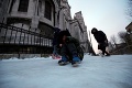 Stred a sever Francúzska zasiahla ďalšia vlna sneženia: Paríž ako ľadové kráľovstvo