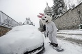 Parížania si sneh užívajú: Kopec na Montmartri sa zmenil na zjazdovku
