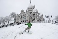 Parížania si sneh užívajú: Kopec na Montmartri sa zmenil na zjazdovku