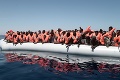 Záchrana migrantov v Stredozemnom mori: Stovky utečencov dopravila vojenská loď na Sicíliu!