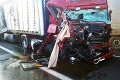 Zrážka kamiónov zamestnala hasičov a upchala diaľnicu: Reakcia policajtov vás však zaskočí