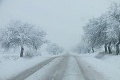 Gemer zasiahla snehová búrka: Cestári nestíhajú, obce zostali odrezané od okolia